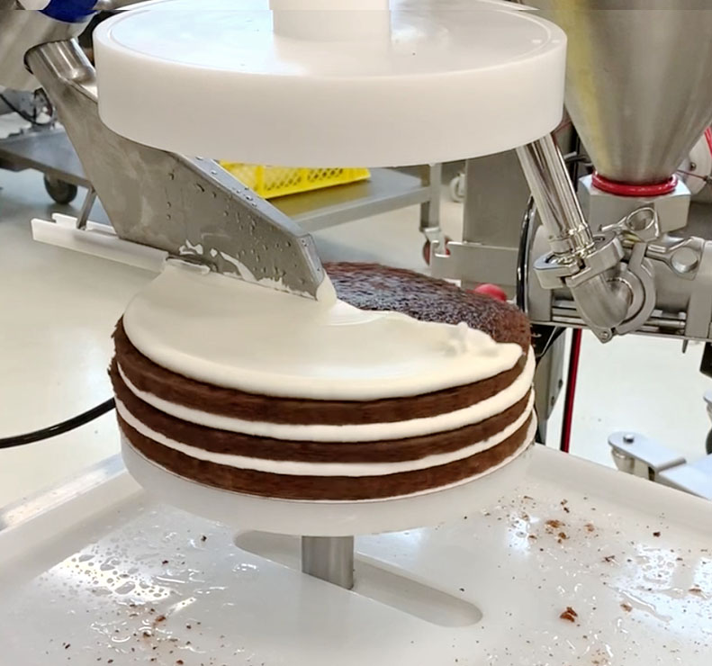 línea de producción de pasteles con 1 sola persona